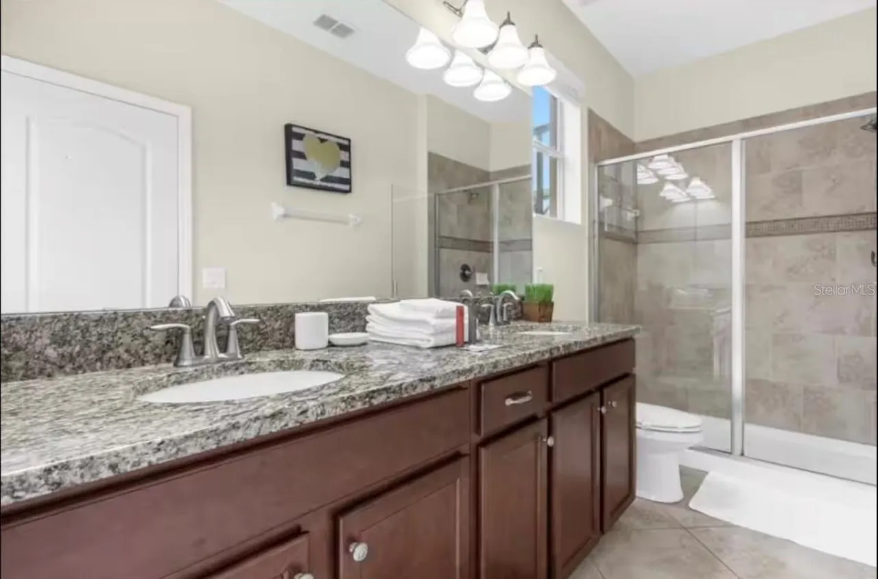 Slide show image of the Orlando Florida Home for Sale 35